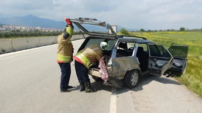 Hatay’ın Hassa ilçesinde sürücüsünün direksiyon hakimiyetini kaybettiği Tofaş marka otomobil,