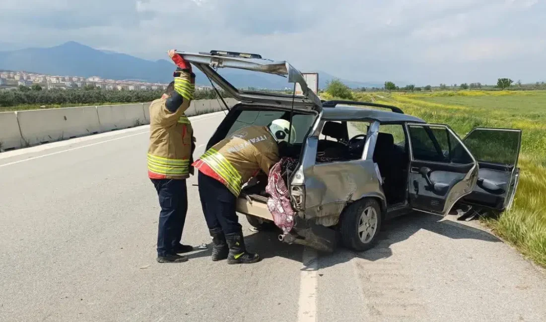 Hatay’ın Hassa ilçesinde kontrolden çıkan otomobilin önce orta refüje ardından