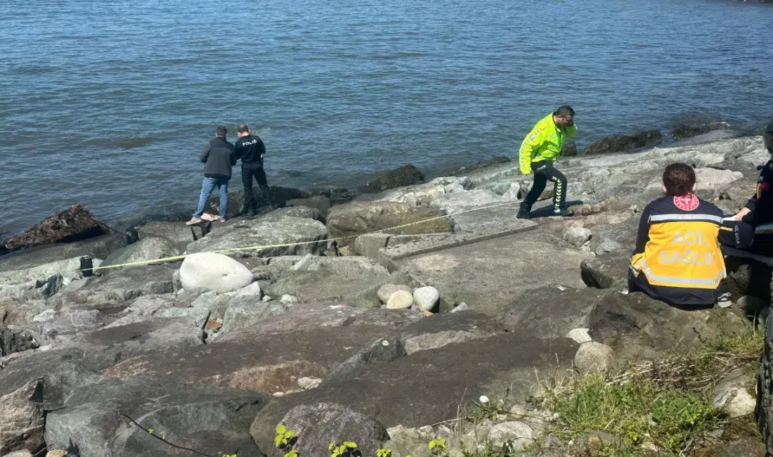 Rize’nin Pazar ilçesinde deniz kıyısındaki kayalıklar arasında bulunan erkek cesedi
