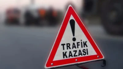 Bitlis’te meydana gelen şiddetli çarpışmada otomobil ile kamyonet birbirine girdi.