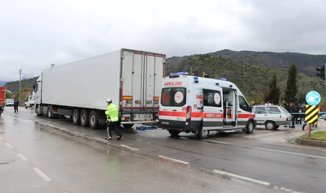Amasya’da tır ile otomobilin çarpışması sonucu meydana gelen feci trafik