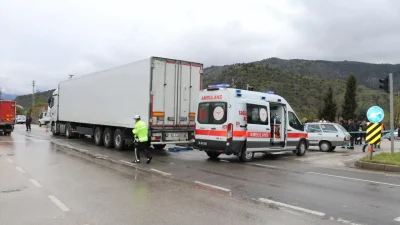 Amasya’da tır ile otomobilin çarpışması sonucu meydana gelen feci trafik