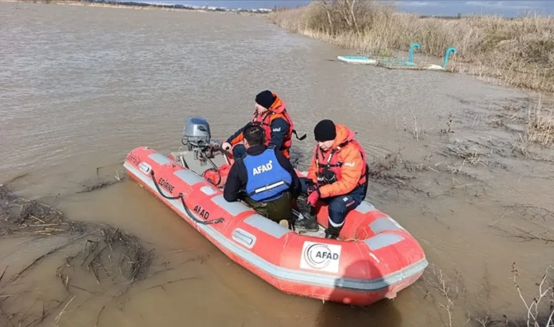 Sakarya’nın Erenler ilçesinde balık tutarken beline bağladığı ipin kopmasıyla nehrin