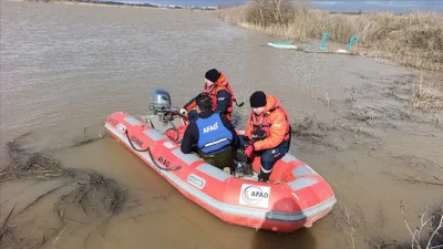 Sakarya’nın Erenler ilçesinde balık tutarken beline bağladığı ipin kopmasıyla nehrin
