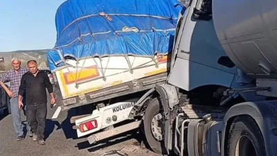 Bilecik’in Bozüyük ilçesinde sabah saatlerinde meydana gelen ve iki tırın