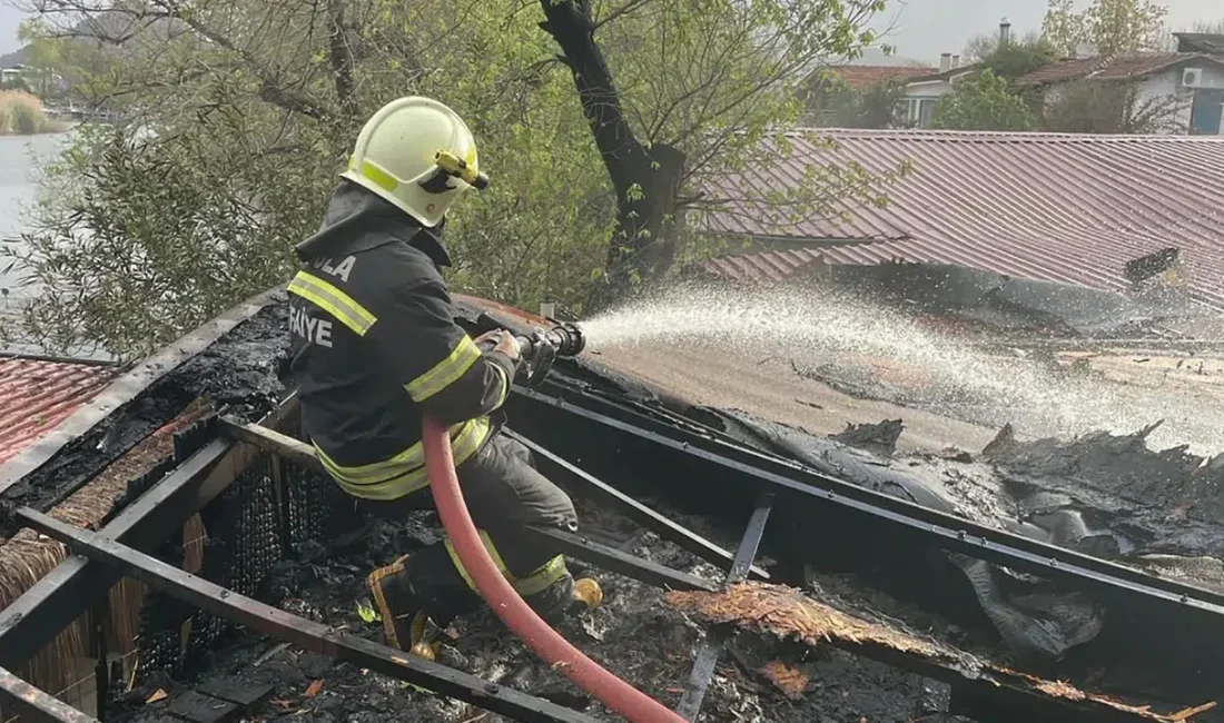 Muğla’nın Ortaca ilçesinde bir işletmenin çatı katında aniden yükselen alevler