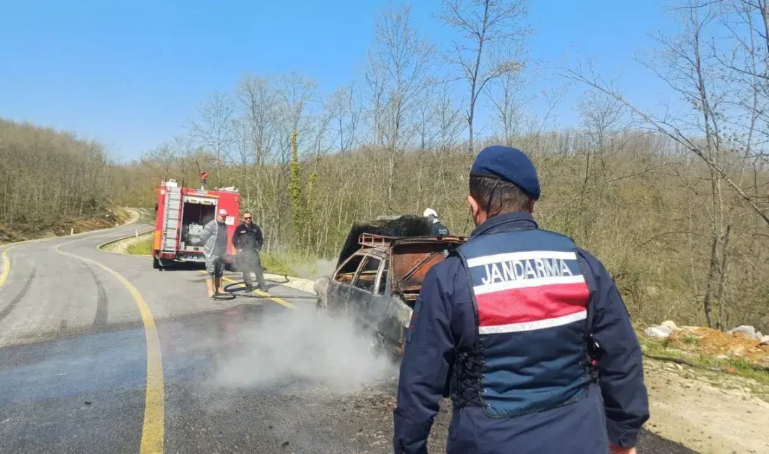 Bilecik’te yolda ilerlediği sırada motor kısmından dumanlar yükselmeye başlayan otomobil