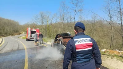 Bilecik’te yolda ilerlediği sırada motor kısmından dumanlar yükselmeye başlayan otomobil