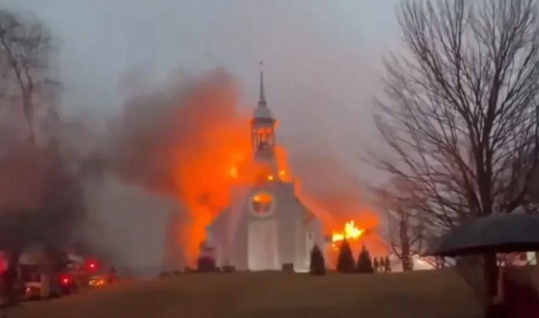 Quebec eyaletindeki tarihi kilise, pazartesi akşamı başlayan ve gökyüzünü kızıla
