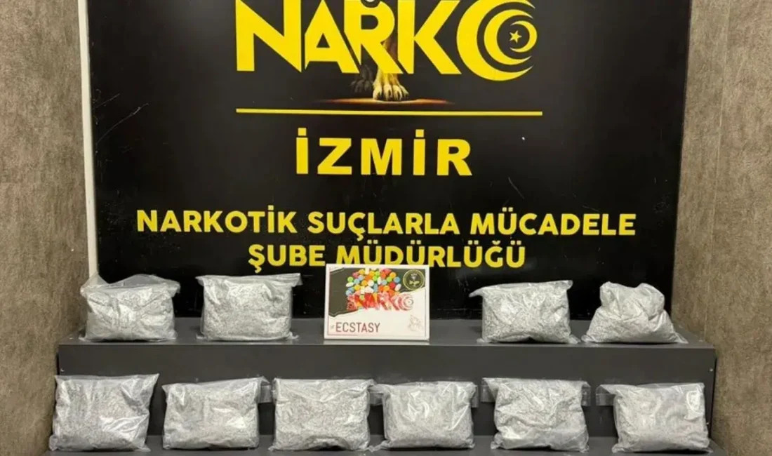 İzmir’in Konak ilçesinde bir eve düzenlenen dev operasyonda sokak satıcılarına