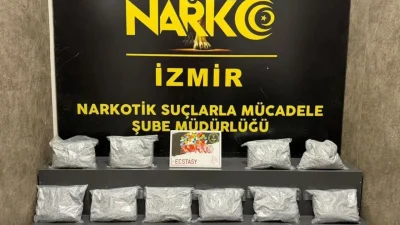 İzmir’in Konak ilçesinde bir eve düzenlenen dev operasyonda sokak satıcılarına