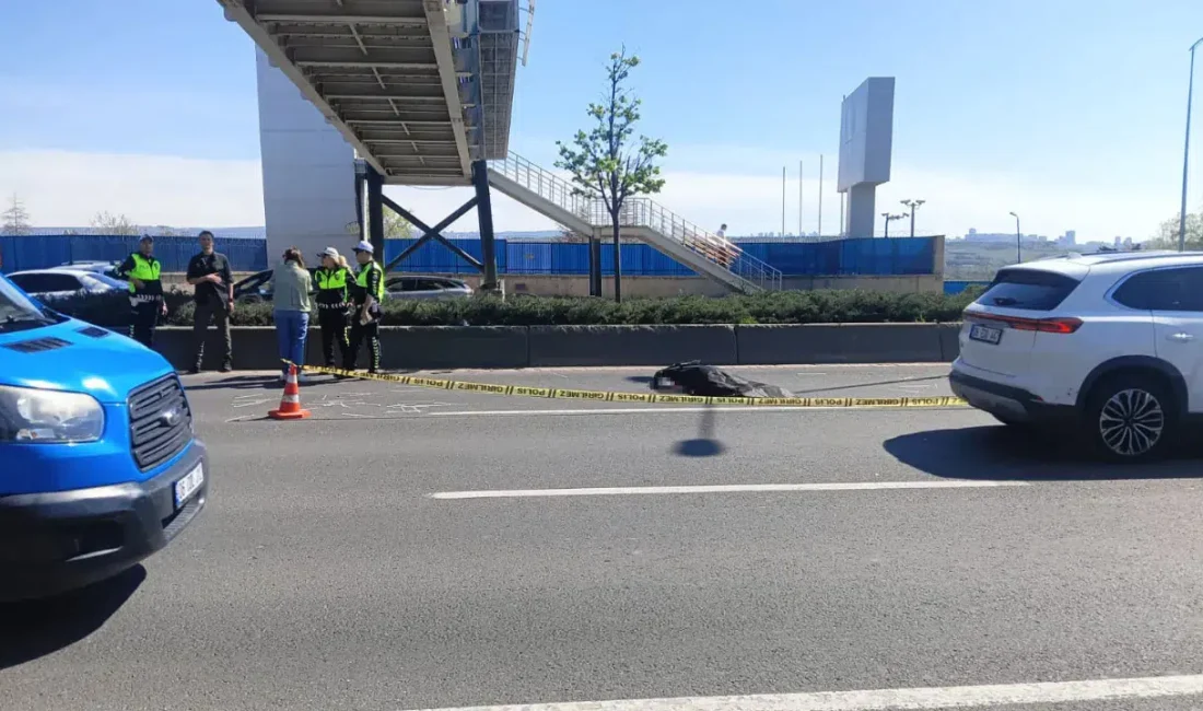 Ankara’da reklam afişi astığı esnada dengesini kaybederek üst geçitten yola