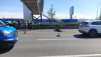 Ankara’da reklam afişi astığı esnada dengesini kaybederek üst geçitten yola