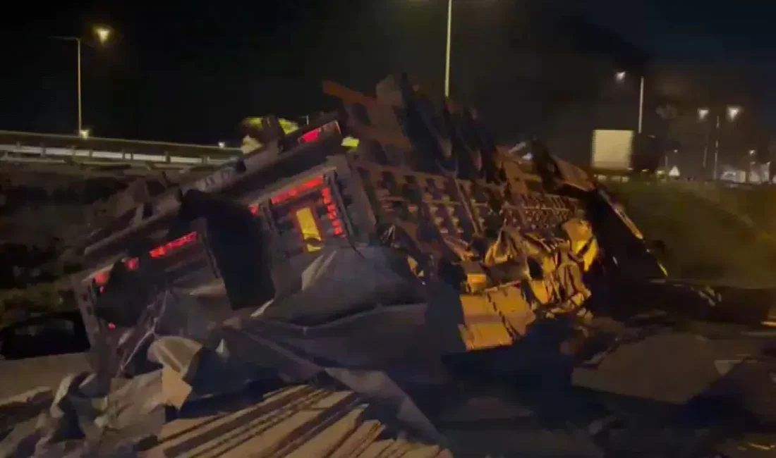 Bilecik’in Vezirhan beldesi yakınlarında kontrolden çıkan sunta yüklü tırın devrilmesi