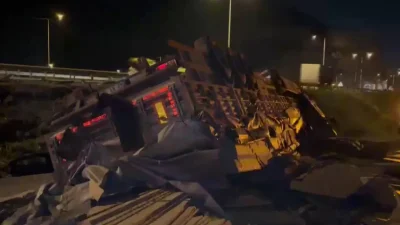 Bilecik’in Vezirhan beldesi yakınlarında kontrolden çıkan sunta yüklü tırın devrilmesi