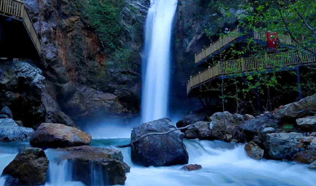 Osmaniye’de etkili olan sağanak yağışların ardından Karaçay Şelalesi adeta yeniden