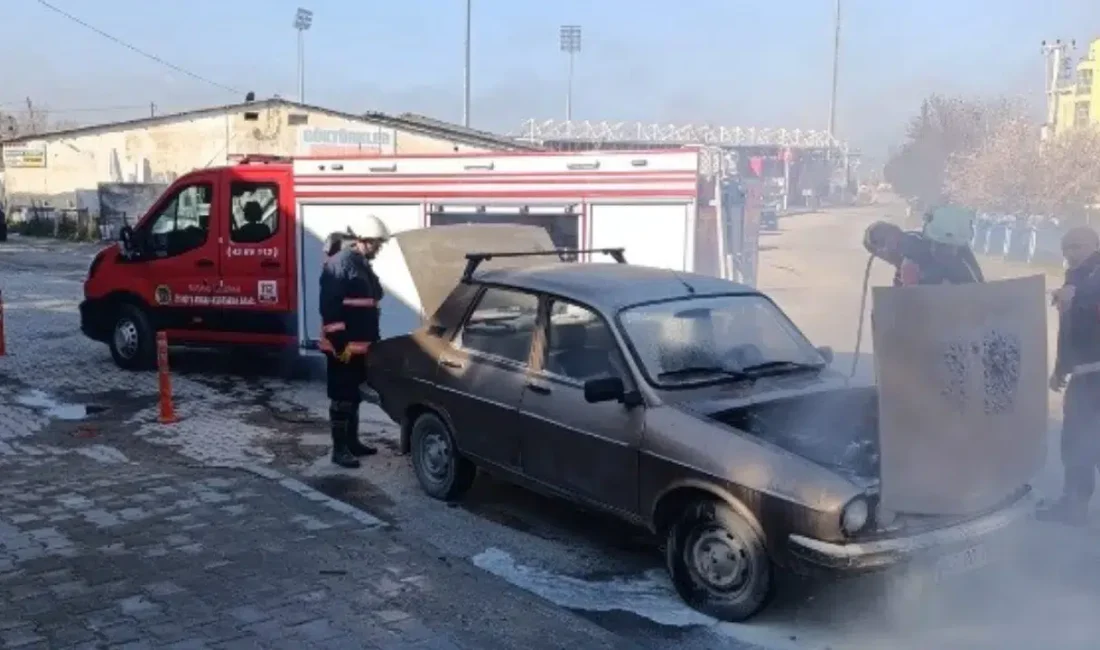 Kütahya’nın Tavşanlı ilçesinde hareket halindeki bir otomobilden yükselen alevler çevredeki
