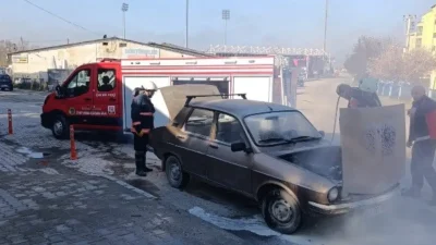 Kütahya’nın Tavşanlı ilçesinde hareket halindeki bir otomobilden yükselen alevler çevredeki