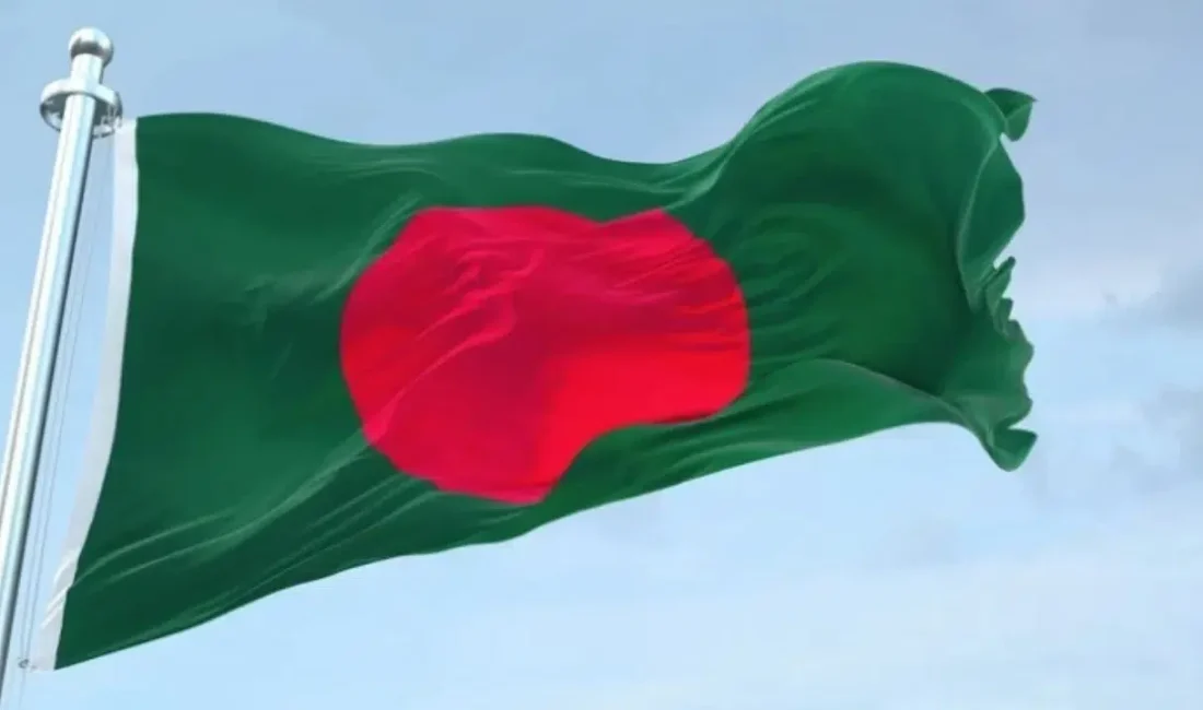 Bangladeş genelinde etkisini artıran mevsimsel fırtınalar büyük bir trajediye dönüştü.