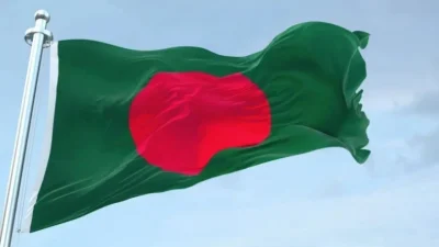 Bangladeş genelinde etkisini artıran mevsimsel fırtınalar büyük bir trajediye dönüştü.