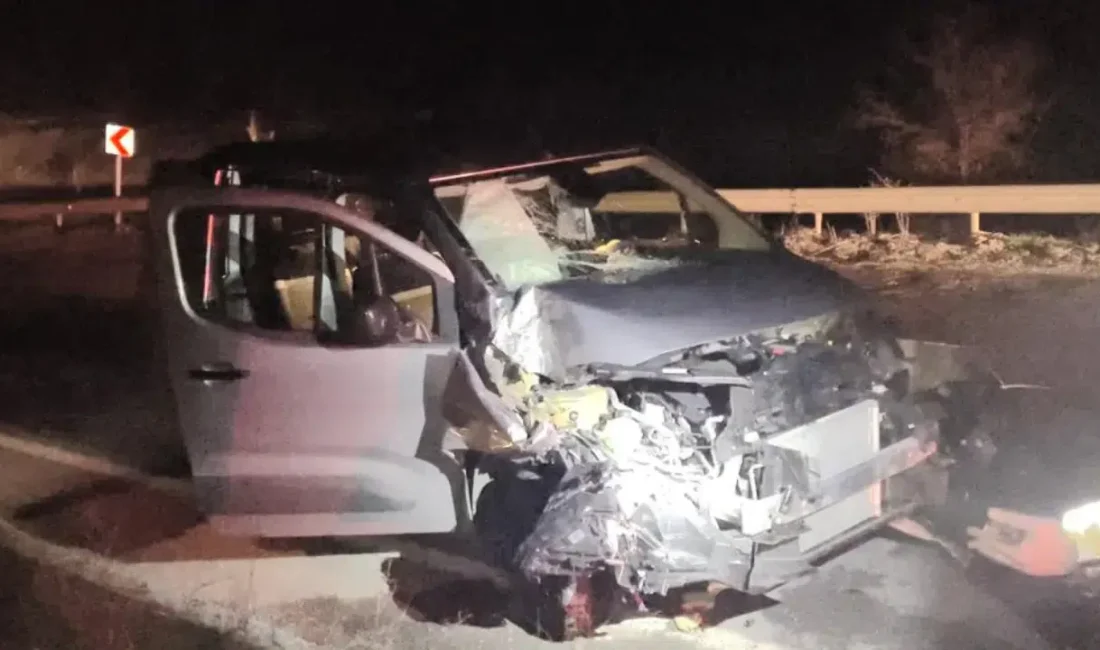 Çorum’un Alaca ilçesinde hafif ticari aracın kamyona arkadan çarpması sonucu