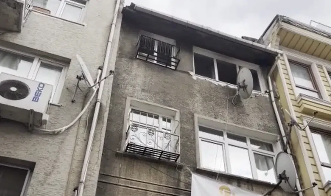 İstanbul Fatih’te 4 katlı bir binanın en üst katında çıkan