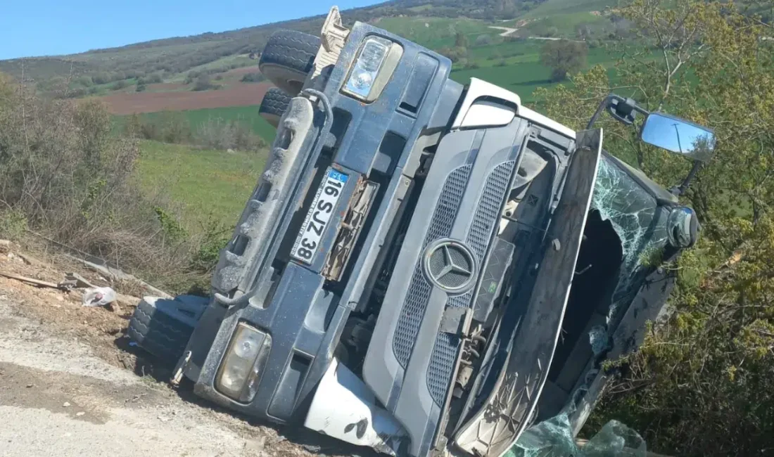 Bursa’nın İnegöl ilçesinde kontrolden çıkan bir beton mikserinin şarampole yuvarlanması