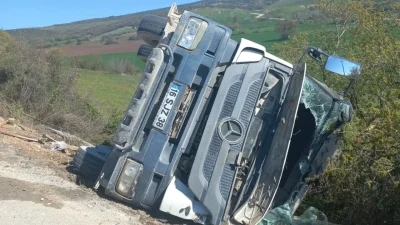 Bursa’nın İnegöl ilçesinde kontrolden çıkan bir beton mikserinin şarampole yuvarlanması