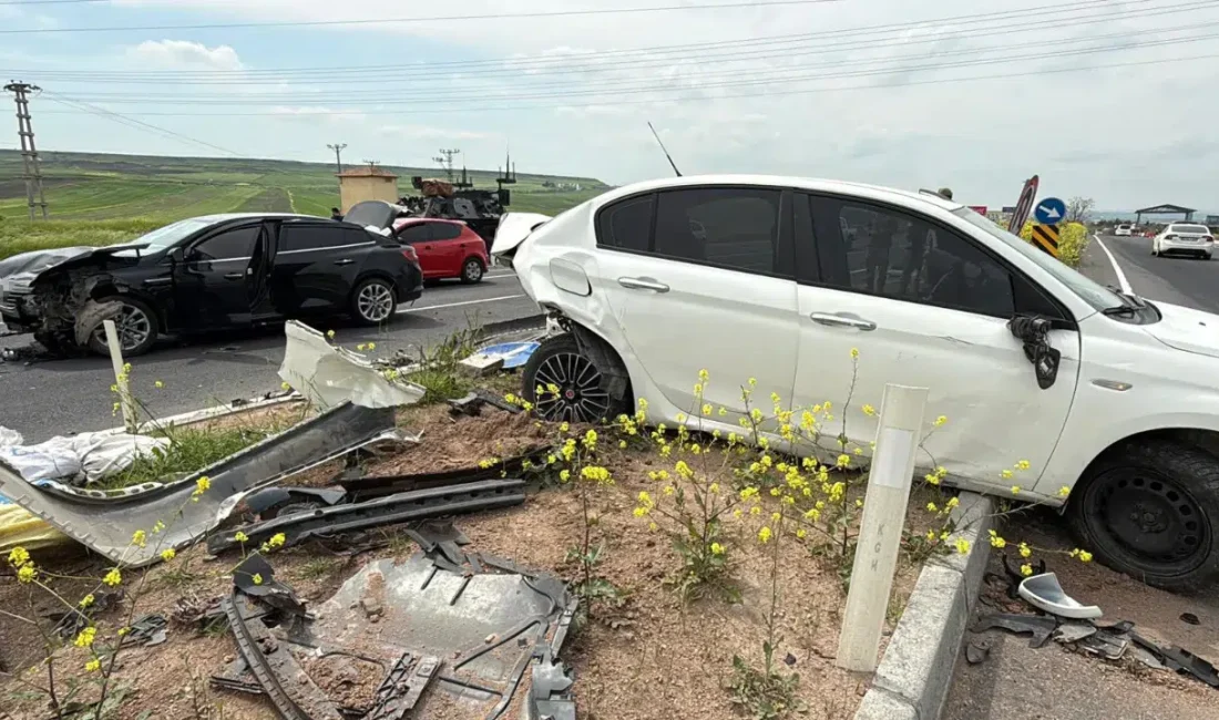 Diyarbakır’da iki otomobilin kafa kafaya çarpışması sonucu ortalık savaş alanına