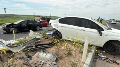 Diyarbakır’da iki otomobilin kafa kafaya çarpışması sonucu ortalık savaş alanına