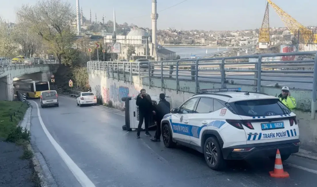 İstanbul Beyoğlu’nda kontrolden çıkan hafif ticari aracın kaldırıma çarparak devrildiği