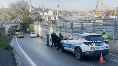 İstanbul Beyoğlu’nda kontrolden çıkan hafif ticari aracın kaldırıma çarparak devrildiği