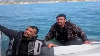 Adana’nın Yumurtalık ilçesinde tekneleri su alan ve denizin ortasında yaşam