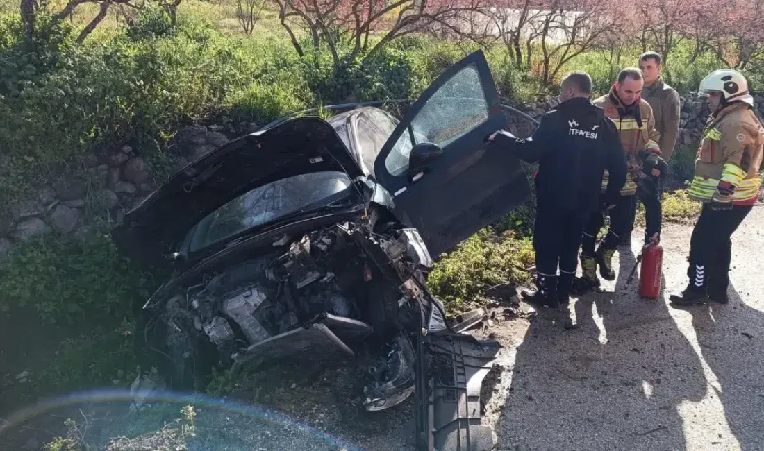 Hatay’ın Yayladağı ilçesinde kontrolden çıkan bir otomobilin bahçe duvarına çarpması