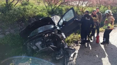 Hatay’ın Yayladağı ilçesinde kontrolden çıkan bir otomobilin bahçe duvarına çarpması