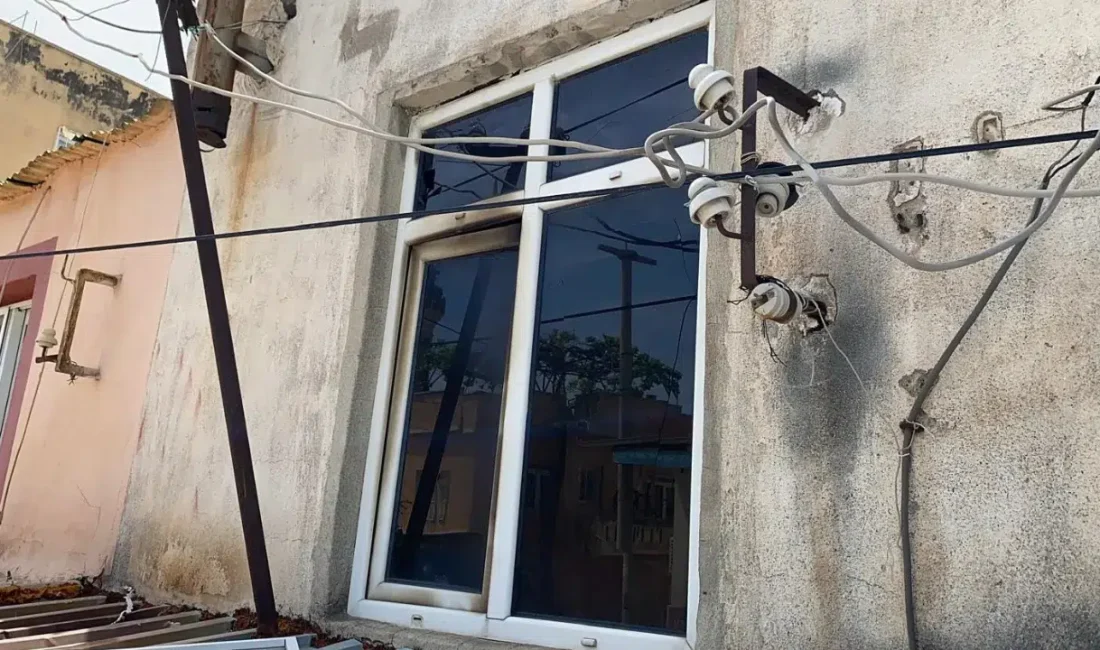 Mersin’in Erdemli ilçesinde müstakil bir evden yükselen alevler geceyi aydınlatırken,