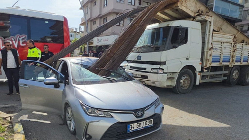 Antalya’nın Manavgat ilçesinde seyir halindeki bir kamyondan kayan inşaat demirleri,