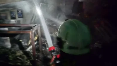 Diyarbakır’ın Silvan ilçesinde gece saatlerinde bir cam balkon üretim atölyesinde