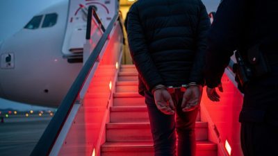 İçişleri Bakanlığı tarafından yürütülen titiz operasyonlar sonucunda, yurt dışına firar