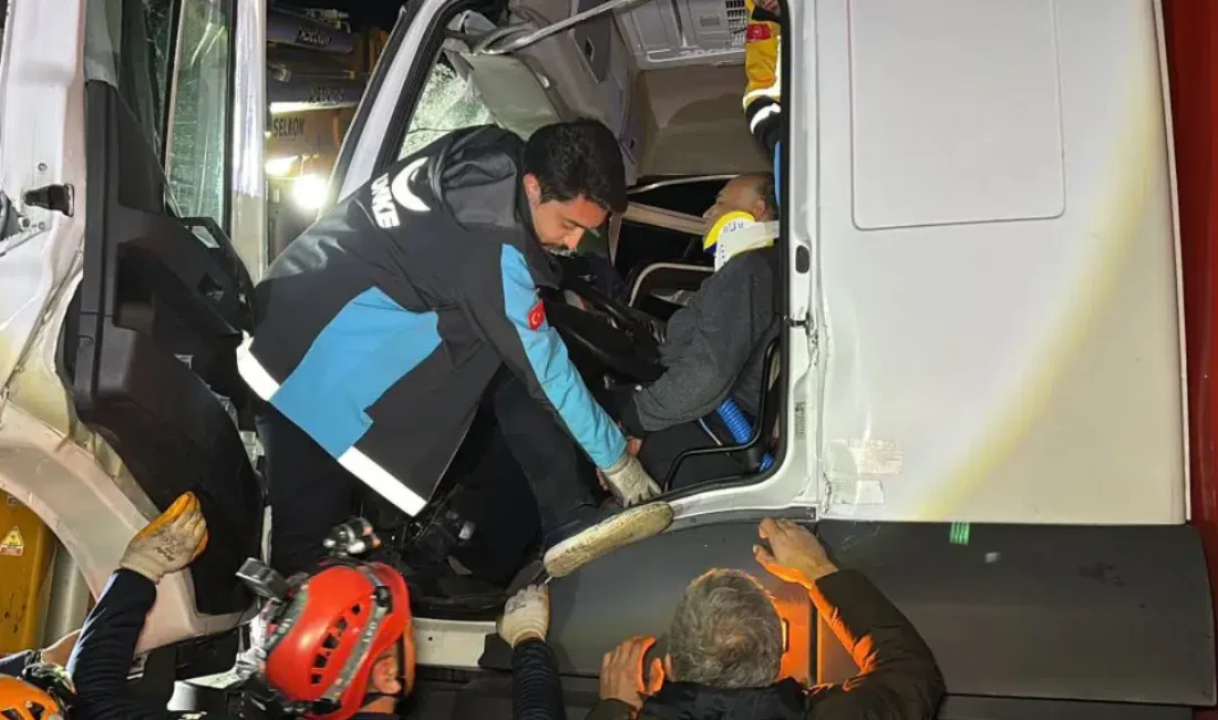 Aksaray-Adana Karayolu üzerinde meydana gelen şiddetli kazada tırın altına giren