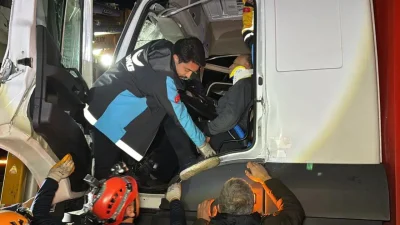 Aksaray-Adana Karayolu üzerinde meydana gelen şiddetli kazada tırın altına giren