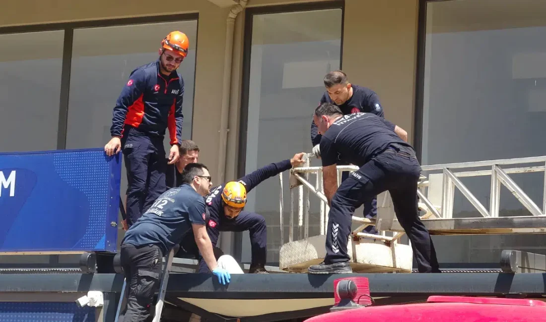 Antalya’nın Kepez ilçesinde bir apartmanın 4. katından düşerek zemin kattaki