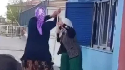 Iğdır’da bir ortaokulun bahçesinde yaşanan akılalmaz olayda, elinde sopayla içeri