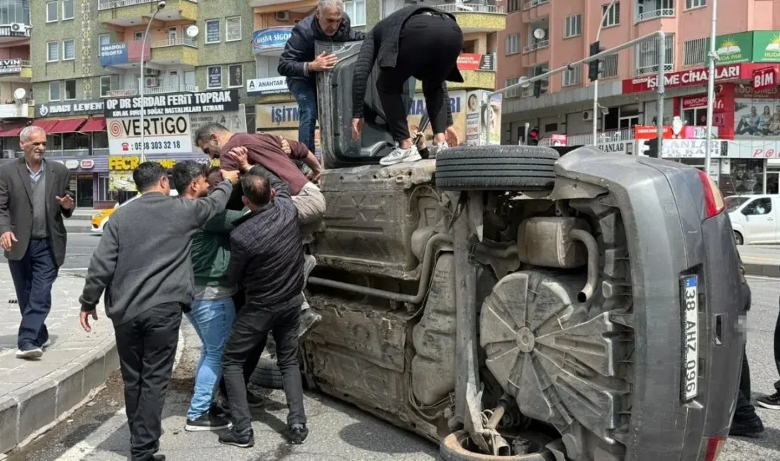 Diyarbakır’da seyir halindeyken kontrolden çıkan otomobilin kaldırıma çarparak yan yattığı