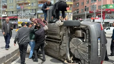 Diyarbakır’da seyir halindeyken kontrolden çıkan otomobilin kaldırıma çarparak yan yattığı