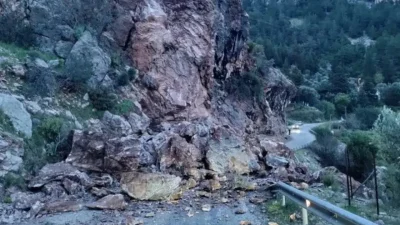 Muğla’nın Fethiye ilçesinde yamaçtan kopan dev kaya parçaları kara yolunu