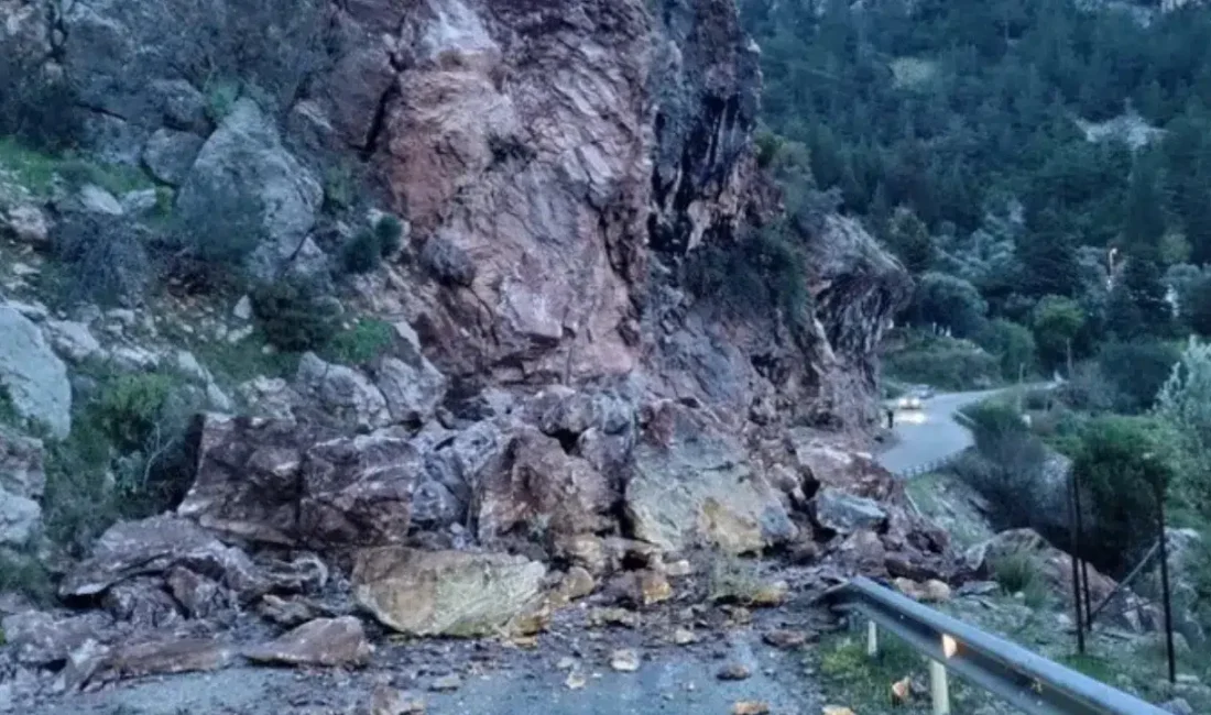 Muğla’nın Fethiye ilçesinde yamaçtan koparak kara yoluna savrulan dev kaya