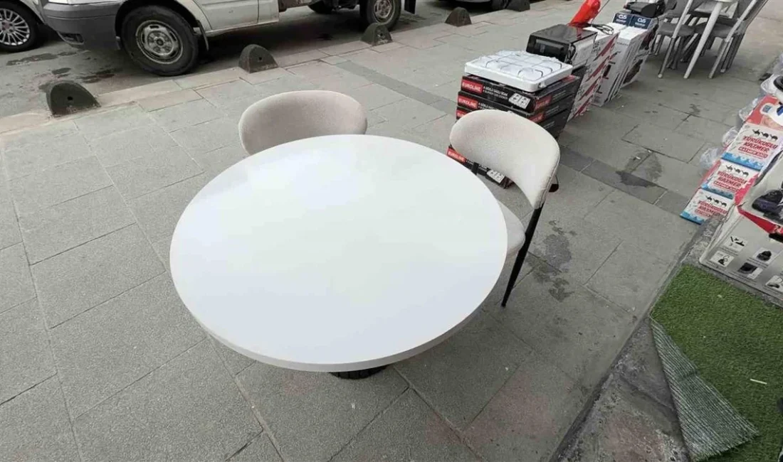İstanbul Arnavutköy’de bir mobilya mağazasının önünde sergilenen takımın yarısını çalan