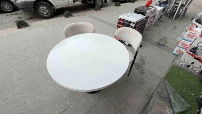 İstanbul Arnavutköy’de bir mobilya mağazasının önünde sergilenen takımın yarısını çalan