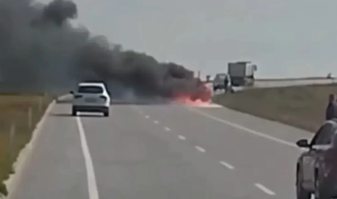 Edirne-Kırklareli karayolunda seyir halindeyken bir anda alev alan iş makinesi